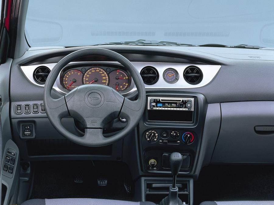  Daihatsu YRV 2000 года  (фото 7 из 16)